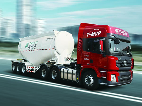 新春“暢享”波 22臺(tái)凌宇粉罐半掛車(chē)交付