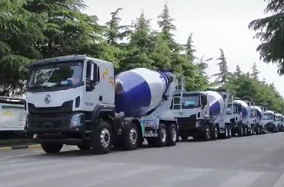 市場如此火爆，一批批新車交付用戶。場面壯觀！